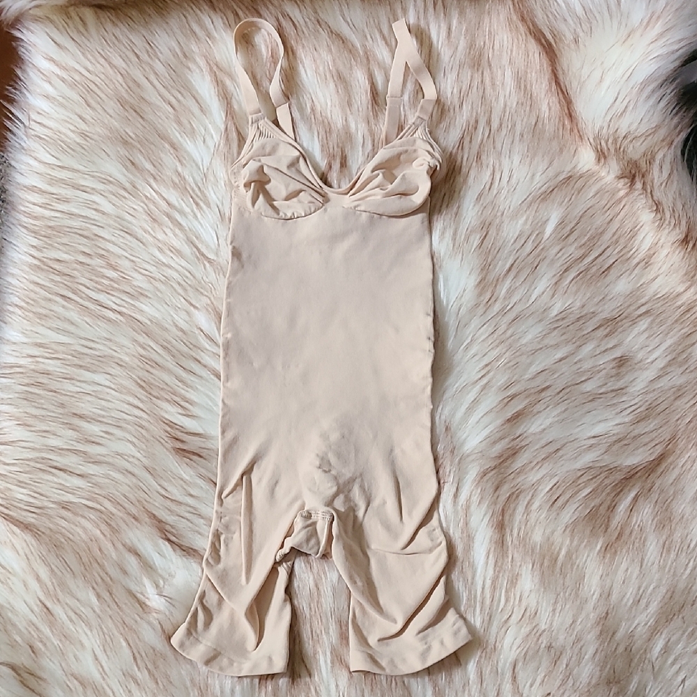 NWOT SKIMS Seamless Sculpt Mid Thigh Bodysuit Size XS Sand